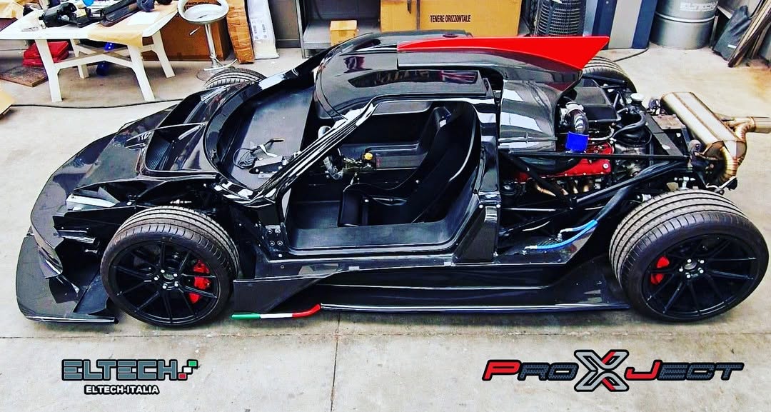 Project X di Eltech Italia mostrato senza pannelli esterni, con telaio, abitacolo e meccanica visibili